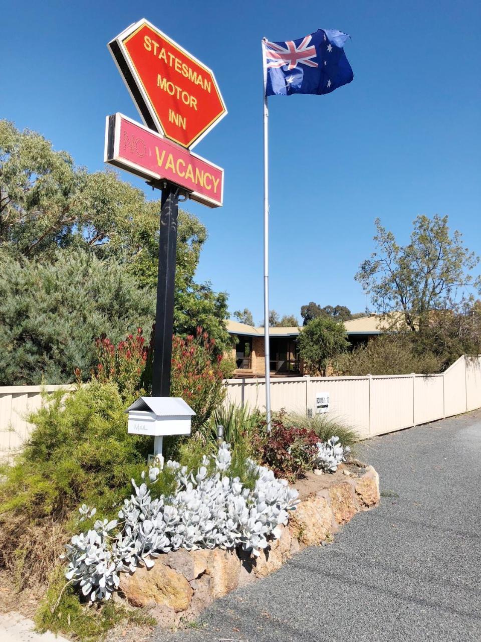 אראראט Statesman Motor Inn מראה חיצוני תמונה